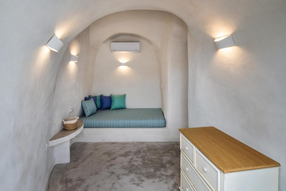 Gilbert'S Cave With Cave Jacuzzi Villa Megalochori  Exterior photo