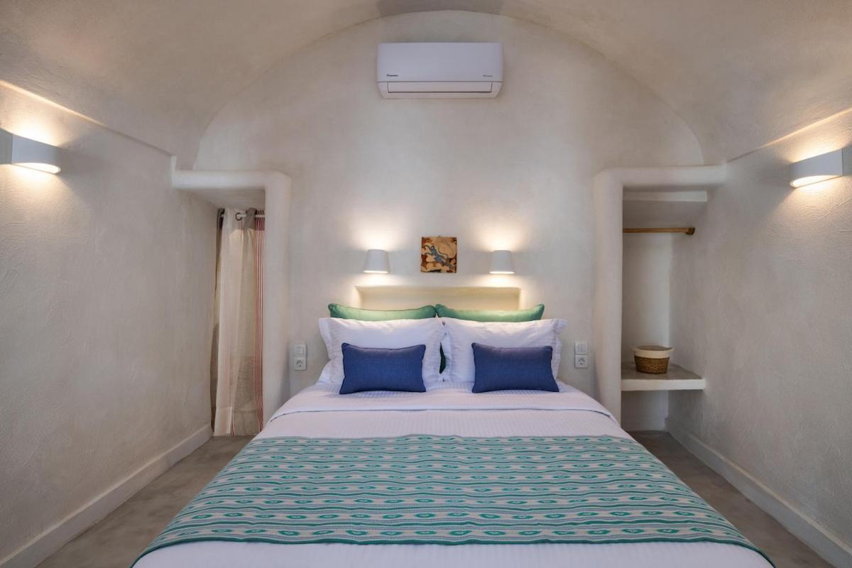 Gilbert'S Cave With Cave Jacuzzi Villa Megalochori  Exterior photo